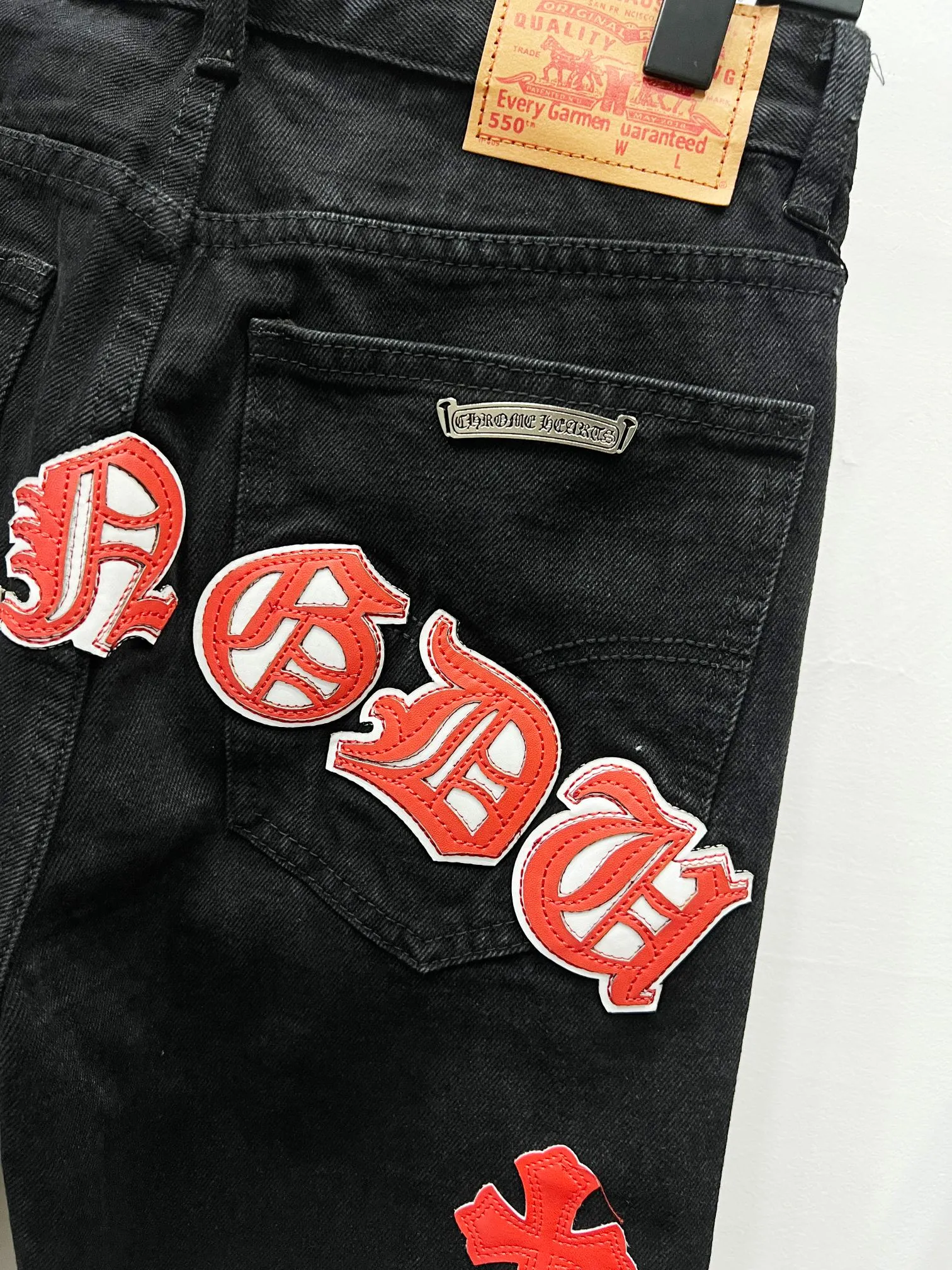 P260 Style number: (K750) Style number: (K550) Chrome Hearts & Chrome Hearts CH city limited series Sanskrit cross patch patchwork leather jeans need to be washed and then disassembled and hand-made. The sheepskin cross leather is then spliced ​​to complete. The whole process is too complicated to describe. The texture can be seen in the hand, and it looks good. The styles with different washed textures are very friendly to people with thin legs and thick legs. The straight version is very flattering to the leg shape. The moderate length is timeless and can be matched easily and casually. It is the basic styling foundation for various styles and is a must-have in the wardrobe! The fabric is stiff but also makes the upper body soft without losing texture. The washing process is even more perfect. It is a must-have item for everyone! ! ! Washed wheat, hang tag, pants label, three labels are complete, the upper body effect is particularly stiff and stylish, super stylish, same style for men and women - Color: Size: 28 30 32 34